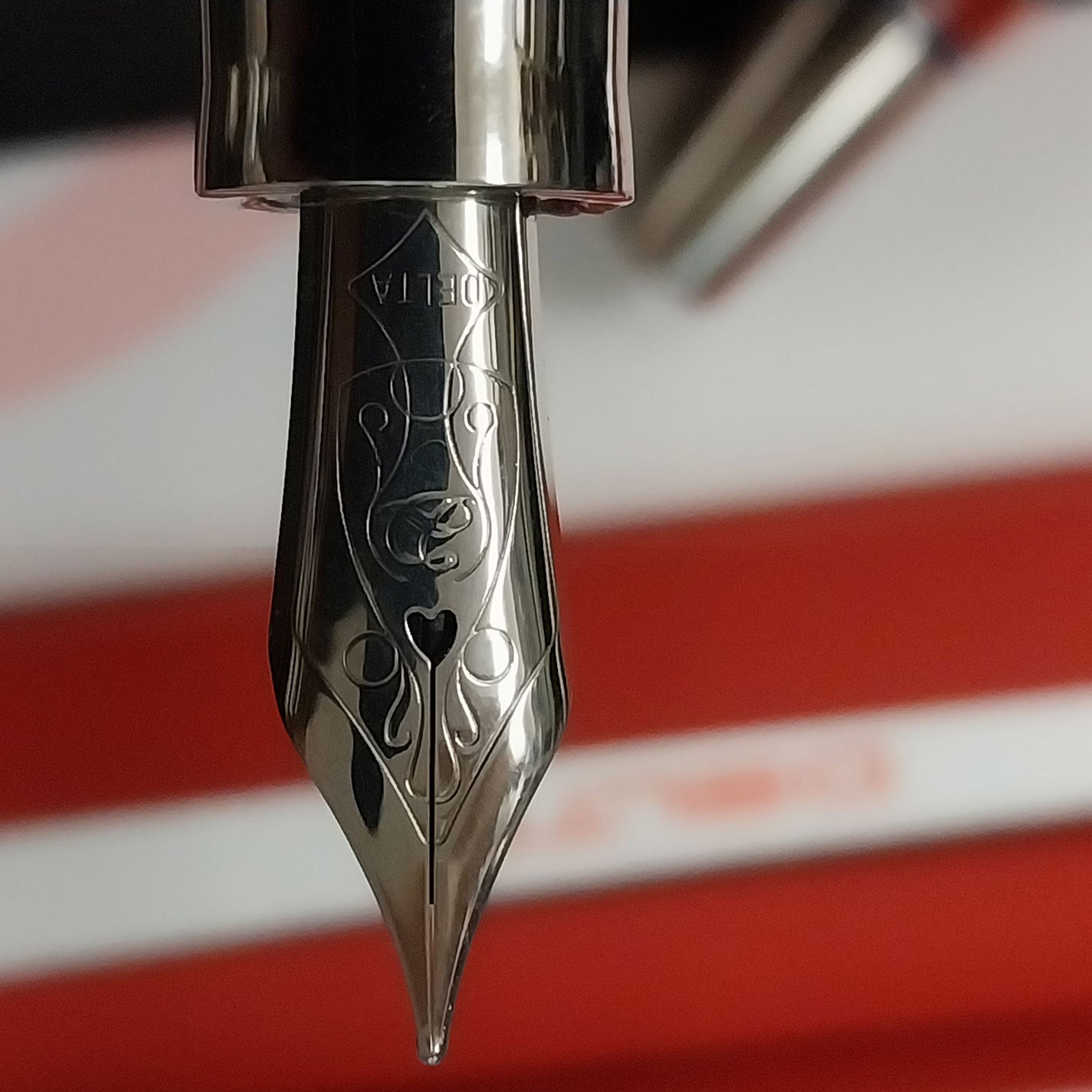 Delta Monza Red Fountain Pen Medium view 4